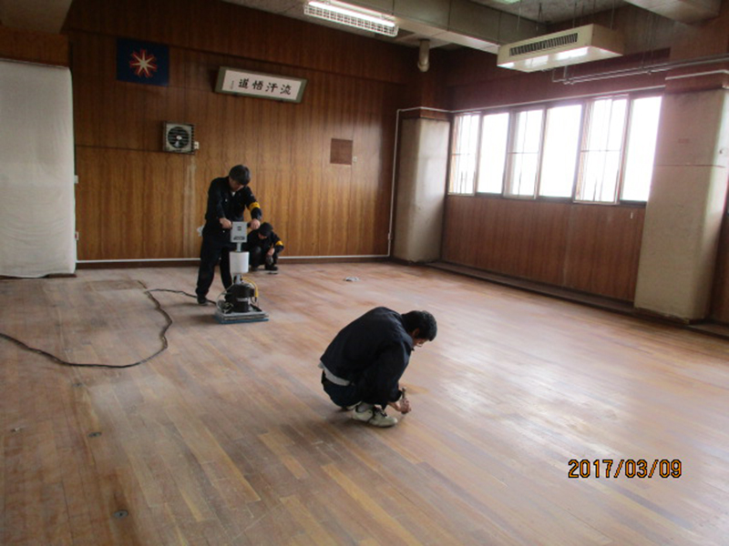 武道館床研磨作業